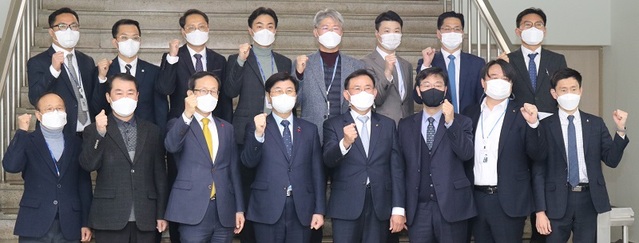 ▲ 이춘희 세종시장(왼쪽 네 번째)이 19일 산하기관인 세종시설공단과 세종교통공사를 방문해 업무보고를 받고 계용준 시설공단 이사장(왼쪽 세 번째), 배준석 도시교통공사 사장(왼쪽 다섯 번째)과 함께 기념촬영을 하고 있다.ⓒ세종시