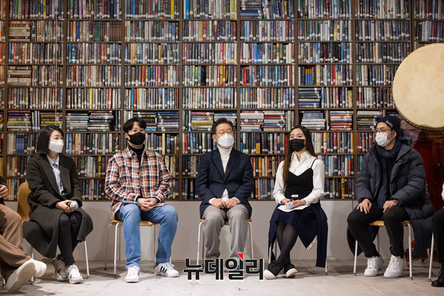 ▲ 20일 이재명 더불어민주당 대선후보가 서울 인사동의 한 복합문화공간에서 문화예술인과 간담회를 갖고 있다. ⓒ뉴데일리(사진=이재명 캠프)