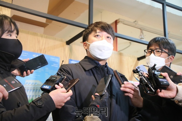 ▲ 이준석 대표는 20일 경북대 서문에 있는 대구시 청년센터인 ‘다온나그래’에서 국민의힘 대구시당·경북도당 대학생 위원과 만나기 전 기자들과 만나 정치현안에 대한 설명을 하고 있다.ⓒ뉴데일리