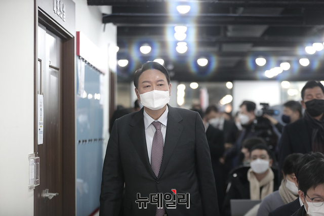 ▲ 윤석열 국민의힘 대선후보가 20일 오전 서울 여의도 국민의힘 당사에서 연말정산‧반려동물‧양육지원 등 공약을 발표하고 있다.ⓒ정상윤 기자(사진=윤석열 캠프)