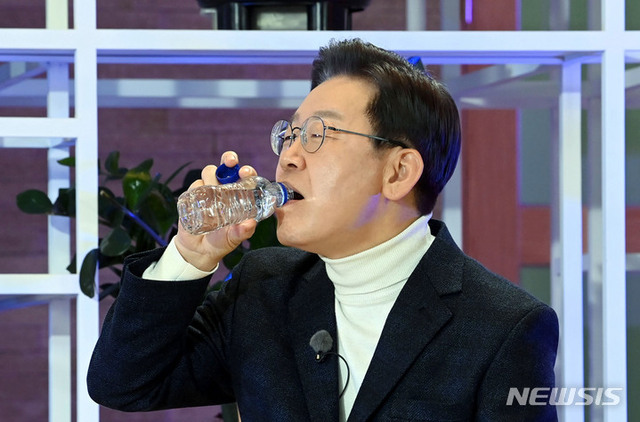 ▲ 이재명 대불어민주당 대선 후보가 20일 서울 성동구 KT&G 상상플래닛에서 투자가 짐 로저스와 '대전환의 시대, 세계 5강으로 가는 길'이라는 주제로 온라인 대담을 하며 잠시 물을 마시고 있다.ⓒ뉴시스