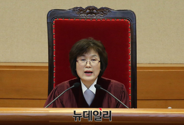 ▲ 이정미 전 헌재소장 권한대행이 지난 2017년 3월 10일 오전 서울시 종로구 재동 헌법재판소 대심판정에서 박근혜 대통령 탄핵심판 사건에 대해 선고하고 있다. ⓒ뉴데일리DB