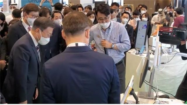 ▲ 문재인 대통령이 두바이에서 열린 ‘한국혁신페어(Korea Innovation Fair)’에 마련된 스마트 의료플랫폼 홍보 부스를 둘러보고 있다.ⓒ충북도