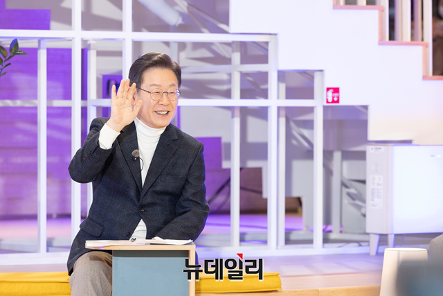 ▲ 이재명 더불어민주당 대선후보가 20일 서울 성동구 KT&G상상플래닛 커넥트홀에서 세계 3대 투자가인 짐 로저스와 화상 대담을 하고 있다. ⓒ뉴데일리 DB