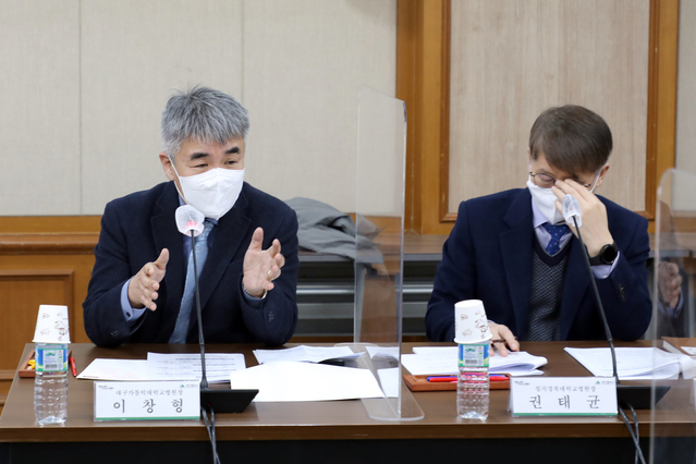 ▲ 대구시가 20일 오미크론 대응 긴급의료대책 회의를 가졌다. 왼쪽부터 대구가톨릭병원장 이창형, 칠곡경대병원장 권태균.ⓒ대구시