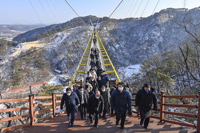 ▲ 원주시는 20일 원창묵 시장이 창석한 가운데 소금산 울렁다리 개통식을 가졌다. 울랑다리는 시가 113억원을 투입 2년간 공사를 마치고 이날 준공됐다.ⓒ원주시