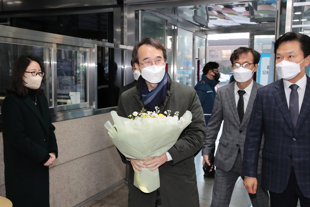 ▲ 김종한 신임 대구시 행정부시장이 21일 오전 대구시청에 출근하며 직원들로 부터 꽃다발을 받고 있다.ⓒ대구시