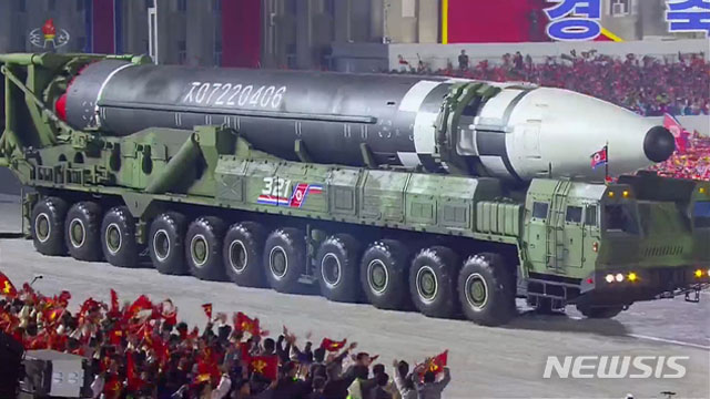 ▲ 북한 신형 대륙간 탄도미사일(ICBM) '화성-17형'. 2020년 10월 노동당 창건 75주년 열병식에서 처음 공개했다. 아직까지 시험발사는 하지 않았다. ⓒ뉴시스. 무단전재 및 재배포 금지.