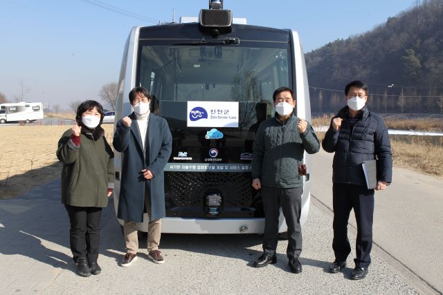 ▲ 송기섭 진천군수가 자율주행차 앞에서 파이팅을 외치고 있다.ⓒ진천군