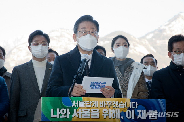 ▲ 21일 이재명 더불어민주당 대선 후보가 서울 은평한옥박물관에서 서울지역 공약 발표 기자회견을 하고 있다. ⓒ뉴시스