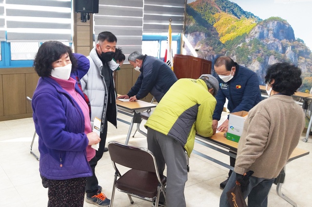 ▲ 청송군 현동면 도평1리 마을운영위원회(위원장 서병규 이장)는 지난 1월 21일 코로나로 위축된 지역경제를 활성화시키고 주민들을 위로하기 위해, 그동안 적립해 온 마을발전기금으로 마을 전 세대에 위로금을 지급했다.ⓒ청송군