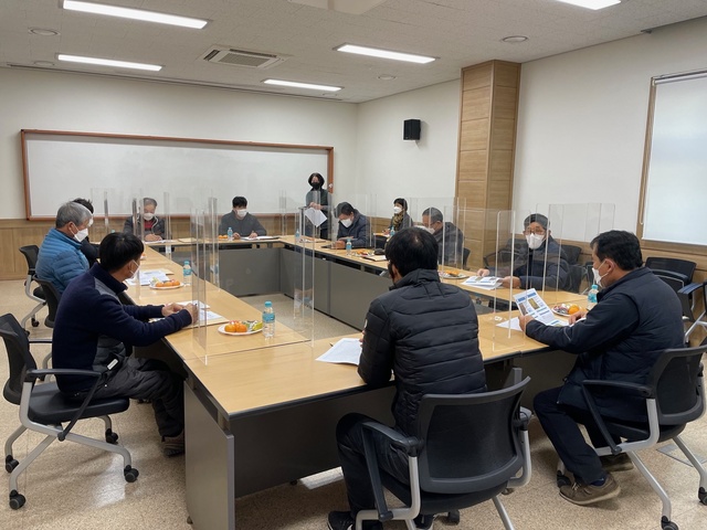 ▲ 경산시는 20일 농업인교육관 세미나실에서 쌀 전업농가 10여 명이 참여한 가운데 벼 품종 발굴을 위한 간담회를 개최했다.ⓒ경산시