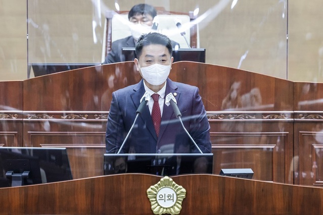 ▲ 김철환 천안시의회 의원이 21일 시의회에서 5분발언을 하고 있다.ⓒ천안시의회