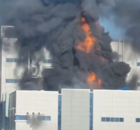 ▲ 21오후 3시 충북 청주시 청원구 오창읍 자동차 배터리 제조공장인 에코프로비엠 청주공장에서 화재가 발생했다. 화재 당시 공장에서 폭발과 함께 검은 연기가 치솟고 있다.ⓒKBS 뉴스 캡처