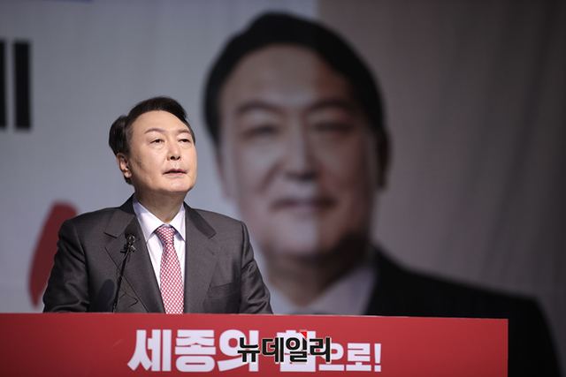 ▲ 충청 지역을 방문 중인 윤석열 국민의힘 대선후보가 22일 오전 세종시 비오케이아트센터에서 열린 세종 선대위 필승결의대회 참석해 발언하고 있다.ⓒ정상윤 기자(사진=윤석열 캠프)