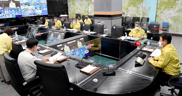 ▲ 이철우 경북도지사는 21일 국무총리 주재 중앙재난안전대책본부 영상회의에 참석해 시군, 보건소 방역요원들의 스트레스 완화와 사기진작 3종 세트  등에 대해 건의했다.ⓒ경북도