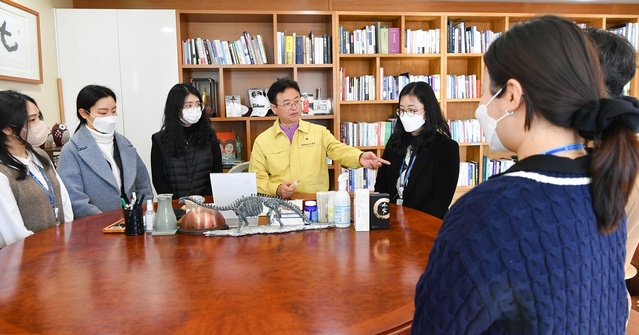 ▲ 이철우 지사는 지난 21일 도지사실에서 올해 공직에 첫 발을 내딛은 새내기 공무원 10여명과 면담 시간을 가졌다.ⓒ경북도