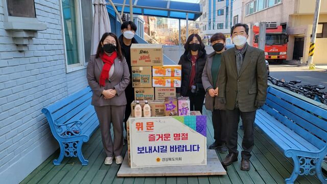 ▲ 경북도의회 박채아 의원(왼쪽)은 설을 맞아 지난 21일 경산시 중방동에 위치한 아동복지시설인 ‘스토르게그룹홈’을 위문 방문했다.ⓒ경북도의회