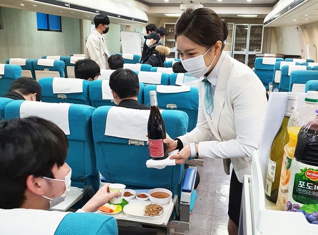 ▲ 영진전문대학교(총장 최재영) 호텔항공관광과가 그 주인공으로 이 학과는 2021년 2월 졸업자 가운데 호텔신라, 롯데호텔, 에어부산, 현대자동차 등 대기업 계열회사에 12명을 취업시켰다고 23일 밝혔다.ⓒ영진전문대