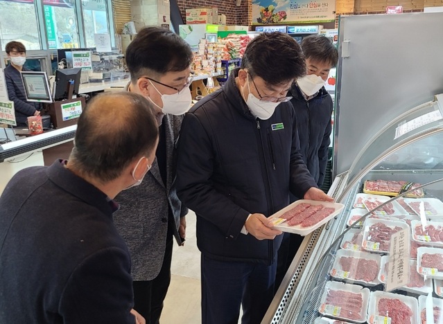 ▲ 21일 금동명 경북농협지역본부장(왼쪽 세번째)이 청송영양축협 한우프라자 소장 배세명(왼쪽 첫번째), 김정문 농협 청송군농정지원단장(왼쪽 두번째), 이상용 경북농협 경제지원단장(맨우측)과 함께 청송영양축협 하나로마트에서 식품안전 특별점검을 하고 있다.ⓒ경북농협