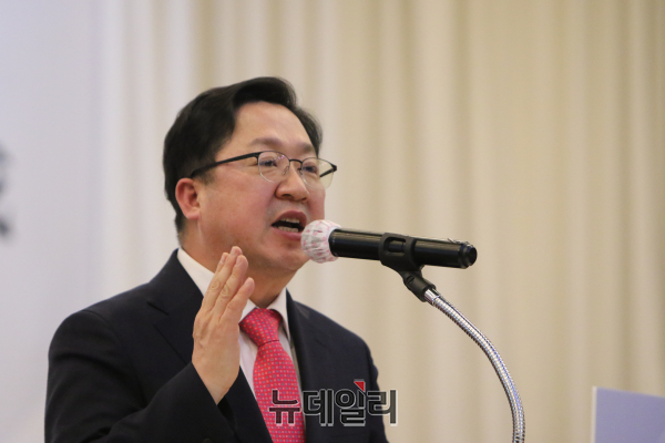 ▲ 국민의힘 이장우 전 국회의원이 23일 서구 오페라 결혼컨벤션에서 출판기념회를 통해 시장 출마의 각오를 밝히고 있다.ⓒ김경태 기자