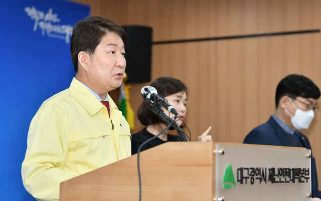 ▲ 권영진 대구시장이 24일 오전 대구시청에서 오미크론 확산에 따라 지역사회 피해 최소화를 위한 대시민 담화문을 발표하고 있다.ⓒ대구시