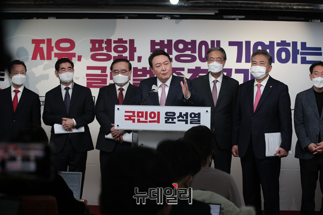 ▲ 윤석열 국민의힘 대선후보가 24일 서울 여의도 중앙당사에서 '자유·평화·번영에 기여하는 글로벌 중추국가' 외교안보 글로벌 비전 발표를 하고 있다.ⓒ이종현 기자(사진=윤석열 캠프)