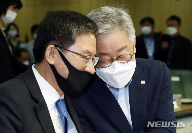 ▲ 정성호 민주당 의원(왼쪽)과 이재명 더불어민주당 대통령 후보. ⓒ뉴시스