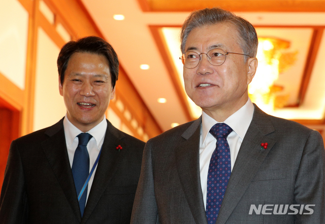 ▲ 임종석 전 대통령 비서실장(왼쪽)과 문재인 대통령. ⓒ뉴시스