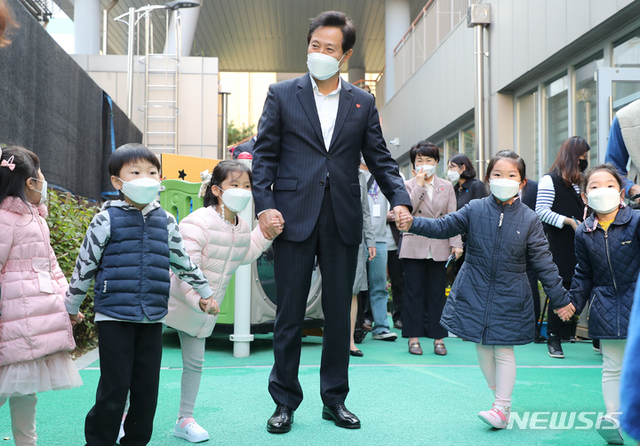▲ 서울형 공유 어린이집 현장 방문에 나선 오세훈 서울시장이 지난해 11월2일 오후 서울 영등포구 늘해랑어린이집을 찾아 아이들과 놀이활동을 하고 있다. ⓒ뉴시스