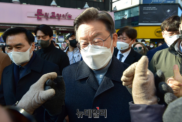 ▲ 경기지역을 방문중인 이재명 더불어민주당 대선 후보가 24일 오전 경기 이천시 이천중앙로문화의거리를 방문해 지지자와 악수를 나누고 있다. 
 ⓒ정상윤 기자