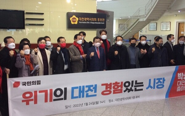 ▲ 박성효 전 대전시장이 기자회견을 마친 뒤 지지자들과 함께 기념 촬영을 하고 있다.ⓒ대전정치부기자단