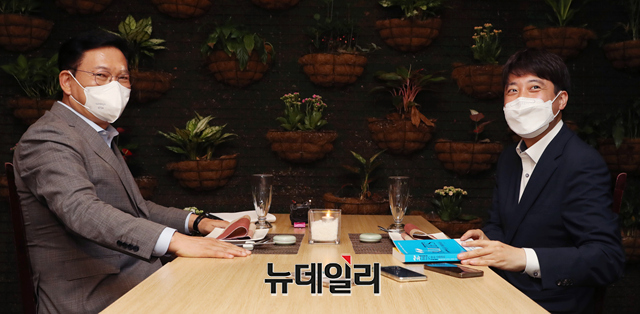 ▲ 송영길 더불어민주당 대표와 이준석 국민의힘 대표가 지난해 7월12일 오후 서울 여의도의 한 식당에서 만찬 회동을 하고 있다.ⓒ강민석 기자(사진=공동취재단)