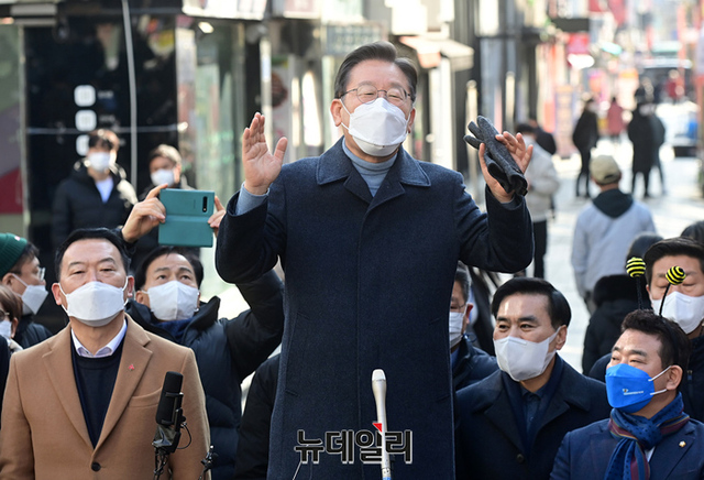 ▲ 경기지역을 방문중인 이재명 더불어민주당 대선후보가 24일 오전 경기 이천시 이천중앙로문화의거리를 방문해 발언하고 있다. ⓒ뉴데일리 DB