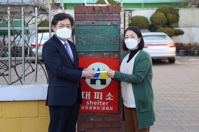 ▲ 김태호 대구지방국세청장이 신애보육원에 위문금과 위문품을 전달하고 있다. ⓒ대구지방국세청