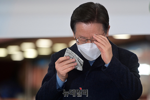 ▲ 24일 경기지역을 방문중인 이재명 더불어민주당 대선후보가 경기 성남 상대원시장을 방문해 발언하던중 눈물을 훔치고 있다. ⓒ정상윤 기자