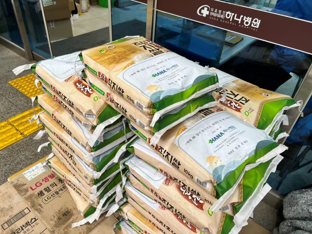 ▲ 청주 하나병원이 새해를 맞아 25일 ‘설맞이 쌀 나눔 행사’를 진행했다.ⓒ청주 하나병원