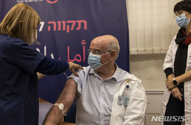 ▲ 코로나 백신 4차 접종을 하는 한 교수. 이스라엘은 부스터샷을 세계에서 가장 빨리 접종했다. ⓒ뉴시스 AP. 무단전재 및 재배포 금지.