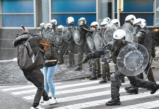 ▲ 벨기에 브뤼셀에서 열린 백신패스 반대시위에서 경찰이 시위대를 진압하고 있다. ⓒ뉴시스 AP. 무단전재 및 재배포 금지.