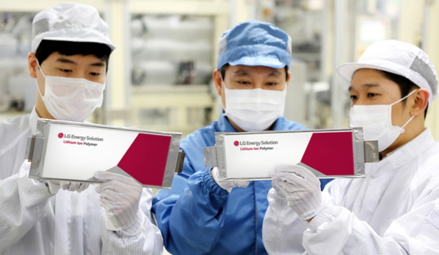 ▲ LG에너지솔루션 오창 전기차배터리 생산라인.