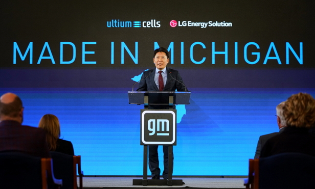 ▲ LG에너지솔루션 자동차전지사업부장 김동명 부사장이 25일(현지시간) 미국 미시간 주의회 건물에서 열린 'LG에너지솔루션-GM 제3 합작공장' 투자 발표 행사장에서 인사말을 하고 있다.