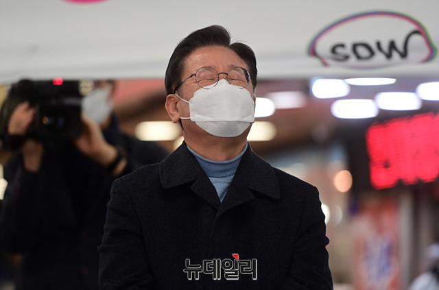 ▲ 경기지역을 방문중인 이재명 더불어민주당 대선후보가 지난 24일 오후 경기 성남시 중원구 상대원시장을 방문해 어린시절 이야기를 하며 눈물을 닦고 있다. 이날 시장 방문엔 이낙연 전 대표가 깜짝 방문해 이 후보를 지지했다.ⓒ경기 성남=정상윤 기자