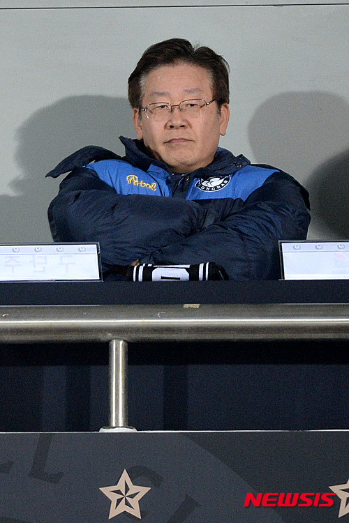 ▲ 지난 2015년 3월 3일 경기 성남시 분당구 탄천종합운동장에서 열린 2015 아시아축구연맹(AFC) 챔피언스리그 조별리그 2차전 성남 FC와 감바 오사카(일본)의 경기에 앞서 당시 이재명 성남FC 구단주가 경기 시작을 기다리고 있다. ⓒ뉴시스