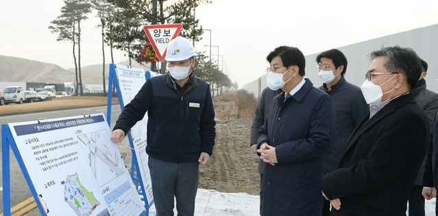 ▲ 이춘희 세종시장이 26일 출·퇴근 시간대 극심한 정체 현상을 빚는 5생활권 너래교차로를 찾아 LH관계자에게 교통상황에 대해 보고를 받고 있다.ⓒ세종시