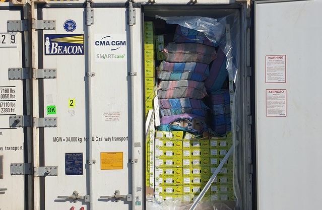 ▲ 페루발 해상화물을 이용, 컨테이너 입구에 적재된 코카인 400.4kg 적발 ⓒ연합뉴스