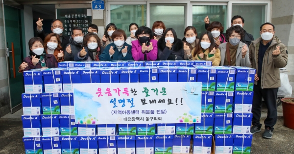 ▲ 대전 동구의회가 25일 관내 26개소 지역아동센터에 위문품을 전달했다.ⓒ대전 동구의회