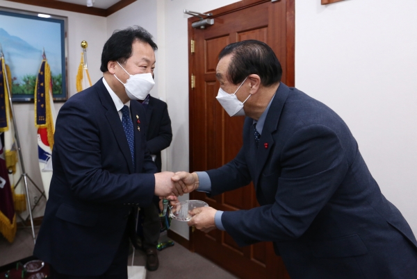 ▲ 이선용 의장(왼쪽)이 지난 25일 의원들을 대표해 서구 통장협의회장으로부터 감사패를 받고 있다.ⓒ대전 서구의회