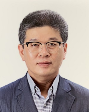 ▲ 현대제철 당진제철소 소결정비팀 계장인 신현수 씨가 지난 20일 국가장학금을 받은 돈으로 마스크 3100매를 구입, 충북도교육청에 전달했다.ⓒ신현수 씨 제공