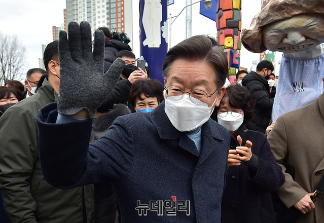 ▲ 이재명 더불어민주당 대통령후보가 변호사 시절 노동·시국 사건과 관련 없는 강간, 성매매 알선, 음주운전 뺑소니 등 형사사건 수십여 건을 변론한 것으로 드러났다. 이 후보 자료사진. ⓒ정상윤 기자