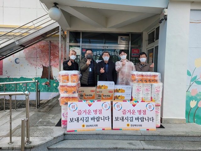 ▲ 나기보 경북도의원(국민의힘, 김천 1)은 25일 민족 고유 명절인 설을 앞두고 경북도의회를 대표해 김천시 어모면에 위치한 김천시 중증장애인자립지원센터(센터장 김재실)을 방문해 따듯한 나눔의 정을 나눴다.ⓒ경북도의회